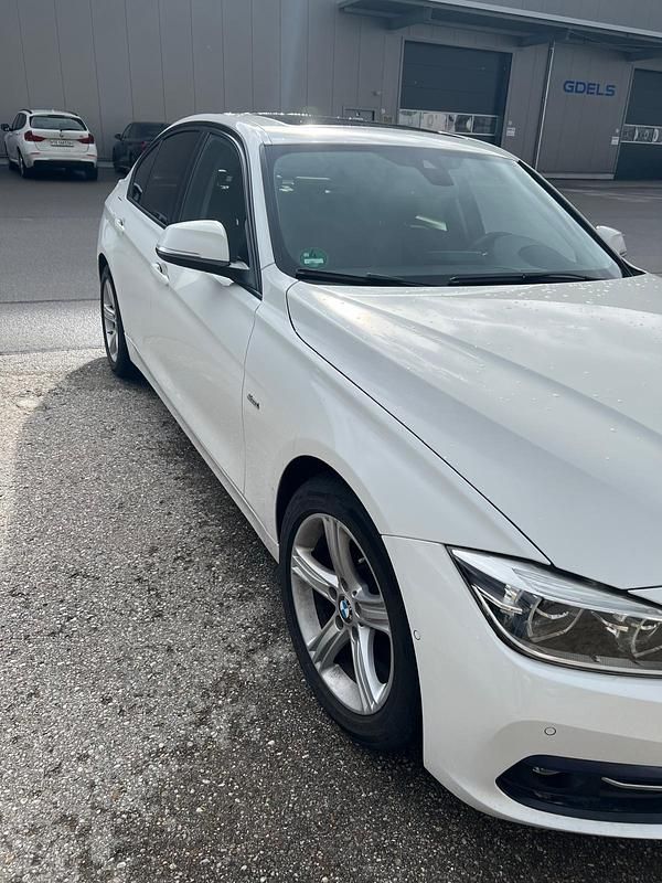 Gebraucht BMW 330 Sport Line 258 PS (189 kW) 2016 Weiß Limousine
