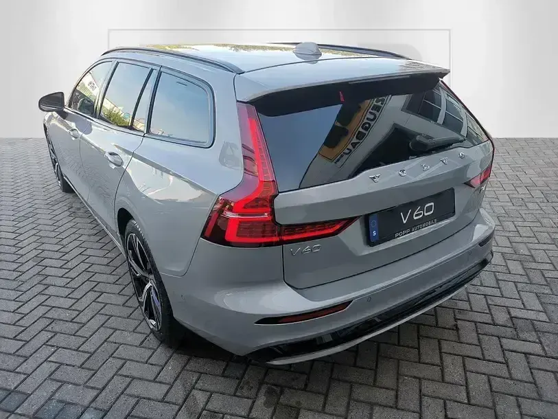 Używany Volvo V60 Plus 197 KM (144 kW) 2024 Srebrny Kombi