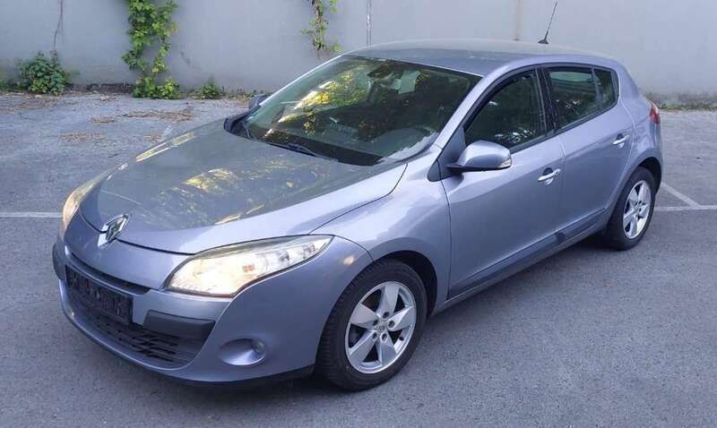Grau Gebraucht 2009 Renault Mégane III Dynamique Limousine | 3.800 € (Fairer Preis) - Bild 1/4
