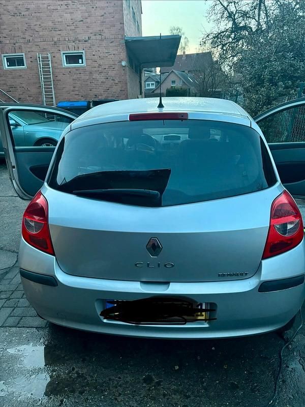 Gebraucht Renault Clio III 65 PS (47 kW) 2006 Silber Kleinwagen