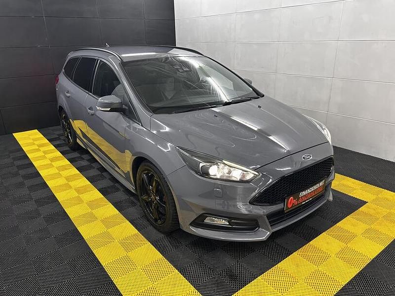 Gebraucht Ford Focus Ambiente 185 PS (136 kW) 2017 Grau Kombi