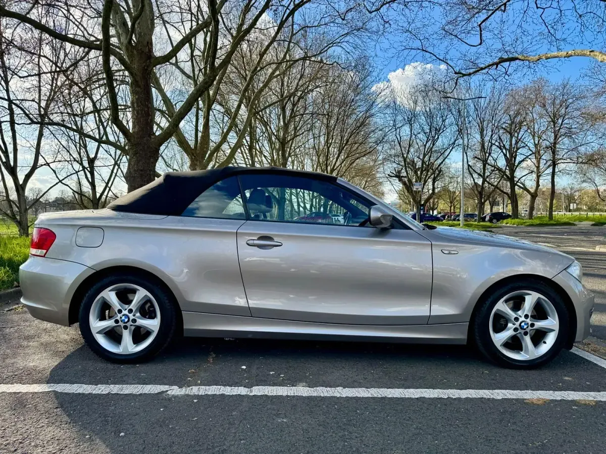 Gebraucht BMW 120 Cabriolet Sport Line 170 PS (125 kW) 2011 Silber Cabrio