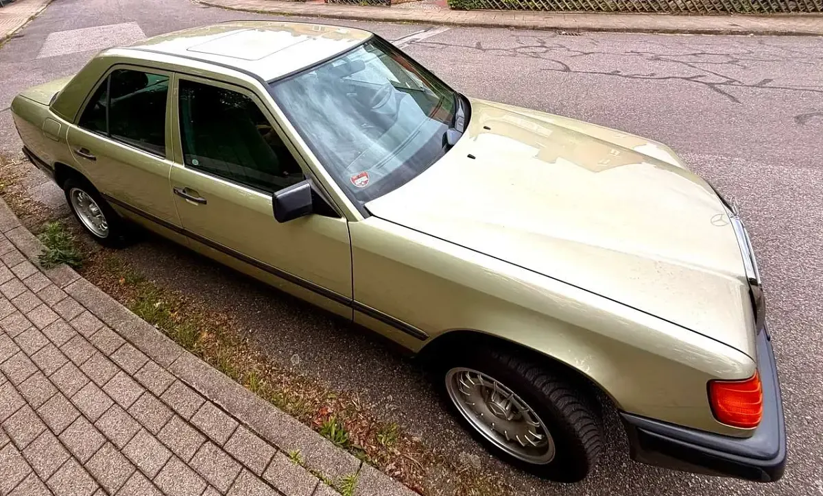 Gebraucht Mercedes 250 90 PS (66 kW) 1986 Gold Limousine