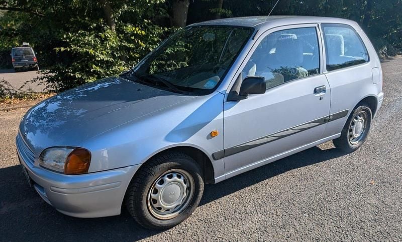 Silber Gebraucht 1999 Toyota Starlet Kleinwagen | 900 € (Superpreis) - Bild 1/4