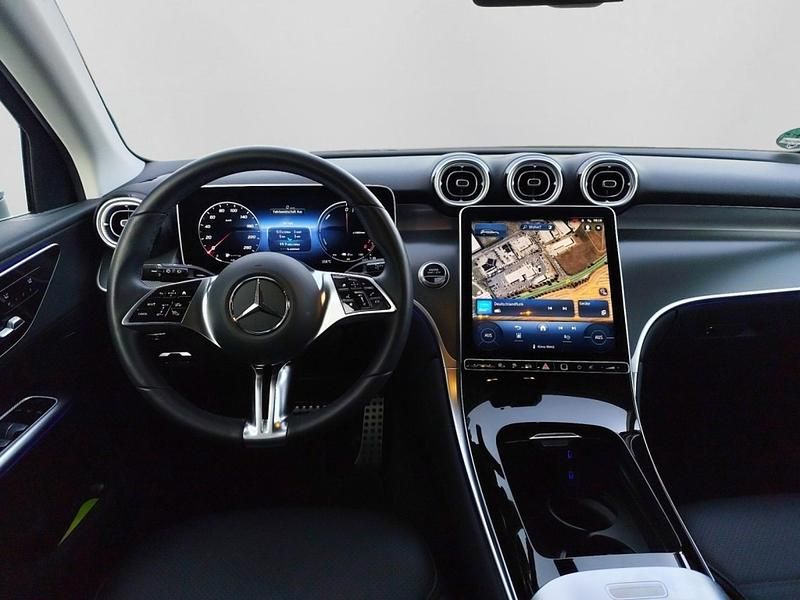 Gebraucht Mercedes GLC300e 150 PS (110 kW) 2023 Unilack polarweiß Limousine
