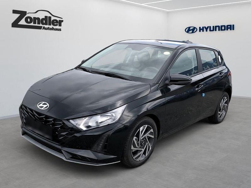 Schwarz Neu 2025 Hyundai i20 Trend Limousine | 23.990 € (Fairer Preis) - Bild 1/4