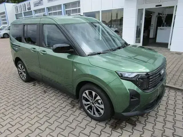 Neu Ford Tourneo Courier Titanium 125 PS (91 kW) 2025 Grün Van / Kleinbus