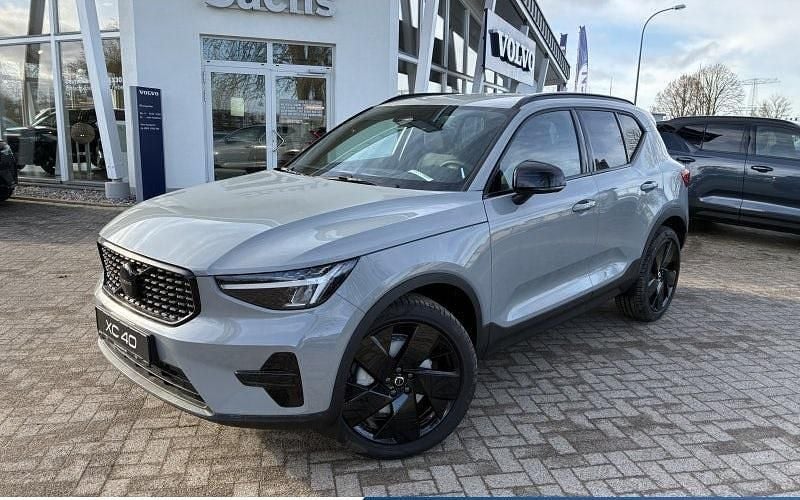 Neu Volvo XC40 Plus 163 PS (119 kW) 2026 Grau SUV