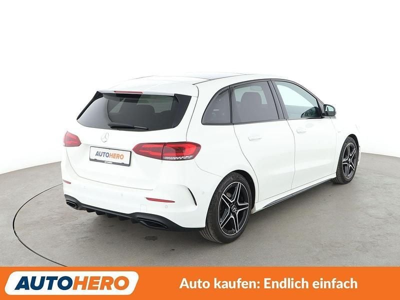 Gebraucht Mercedes B180 AMG line 136 PS (100 kW) 2022 Weiß Van / Kleinbus