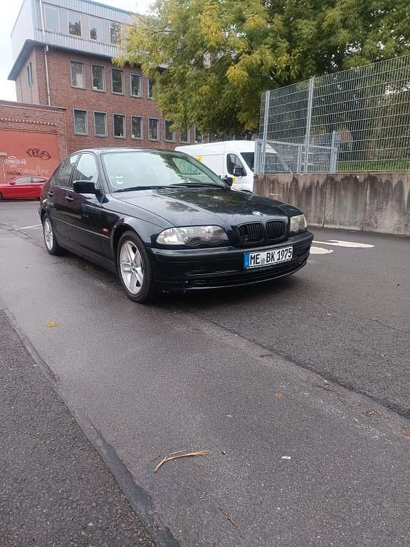 Blau Gebraucht 1998 BMW 318 Limousine | 2.500 € (Fairer Preis) - Bild 1/4