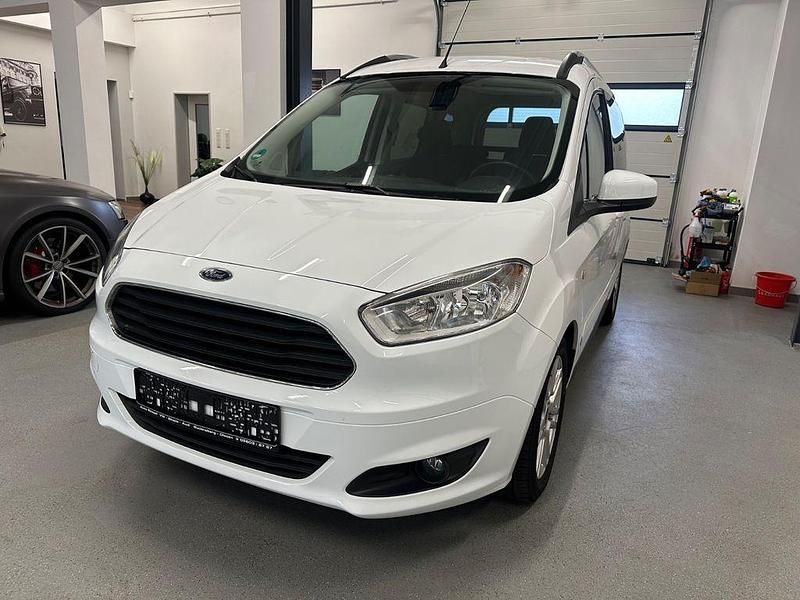 Weiß Gebraucht 2017 Ford Tourneo Courier Titanium Van / Kleinbus | 9.999 € (Guter Preis) - Bild 1/4