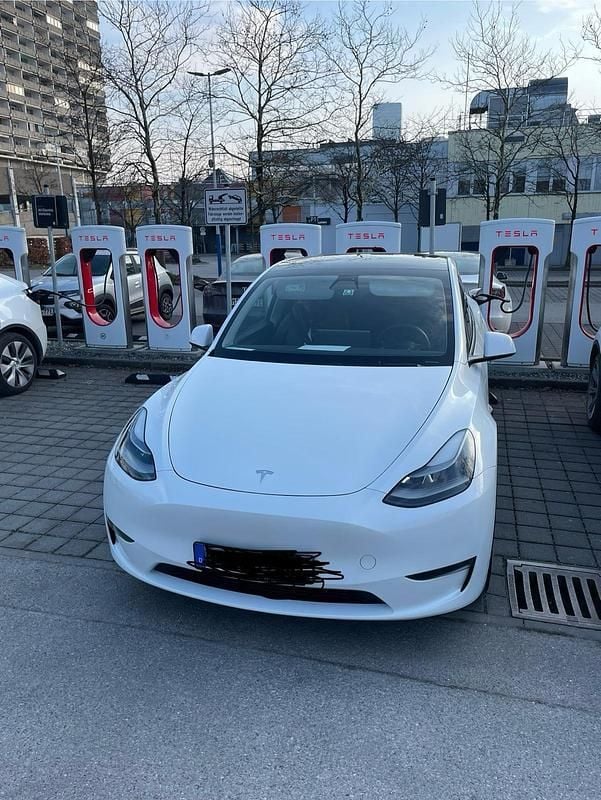 Weiß Gebraucht 2022 Tesla Model Y SUV | 39.000 € (Teuer) - Bild 1/3