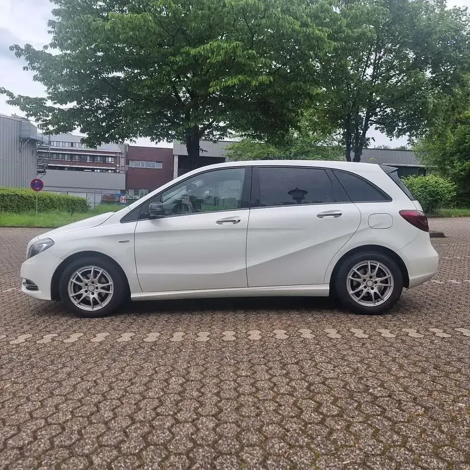 Gebraucht Mercedes B180 122 PS (89 kW) 2012 Weiß Kleinwagen