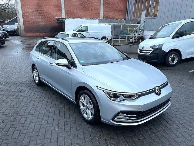 Gebraucht VW Golf VIII Life 131 PS (96 kW) 2023 Reflexsilber metallic Kombi