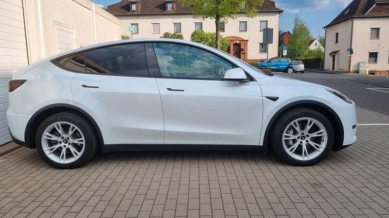 Weiß Gebraucht 2022 Tesla Model Y Long Range SUV | 35.555 € - Bild 1/3