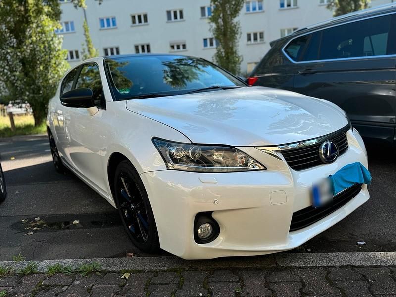 Gebraucht Lexus CT200h 131 PS (96 kW) 2011 Weiß Kleinwagen
