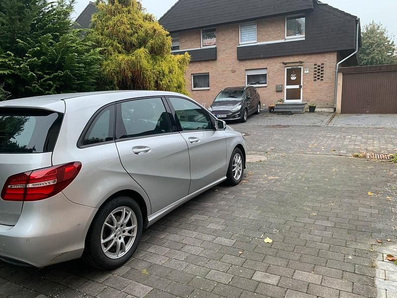 Silber Gebraucht 2018 Mercedes B200 Van / Kleinbus | 9.750 € (Superpreis) - Bild 1/4