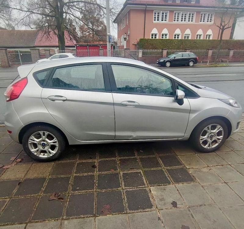 Gebraucht Ford Fiesta 82 PS (60 kW) 2014 Silber Kleinwagen
