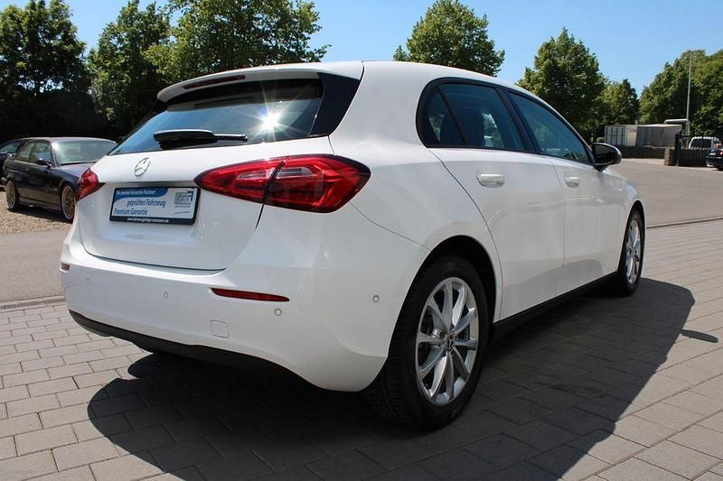 Gebraucht Mercedes A200 163 PS (119 kW) 2024 Weiß Limousine