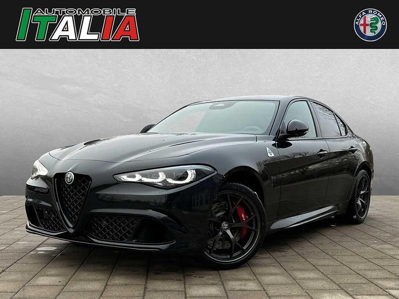 Schwarz (nero alfa) Neu 2025 Alfa Romeo Giulia Quadrifoglio Limousine | 88.990 € (Fairer Preis) - Bild 1/4