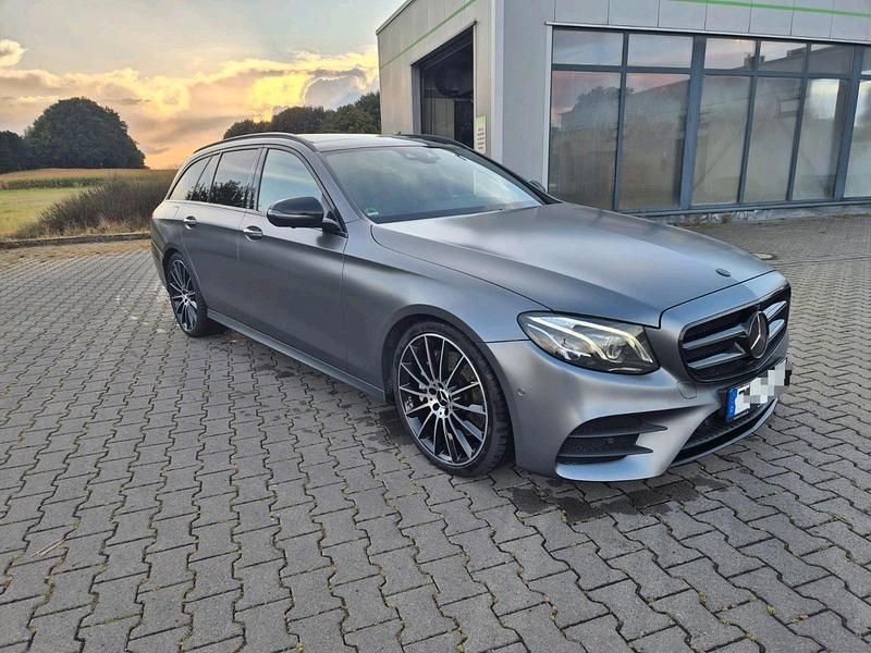 Grau Gebraucht 2018 Mercedes E400 AMG Kombi | 32.500 € (Teuer) - Bild 1/4