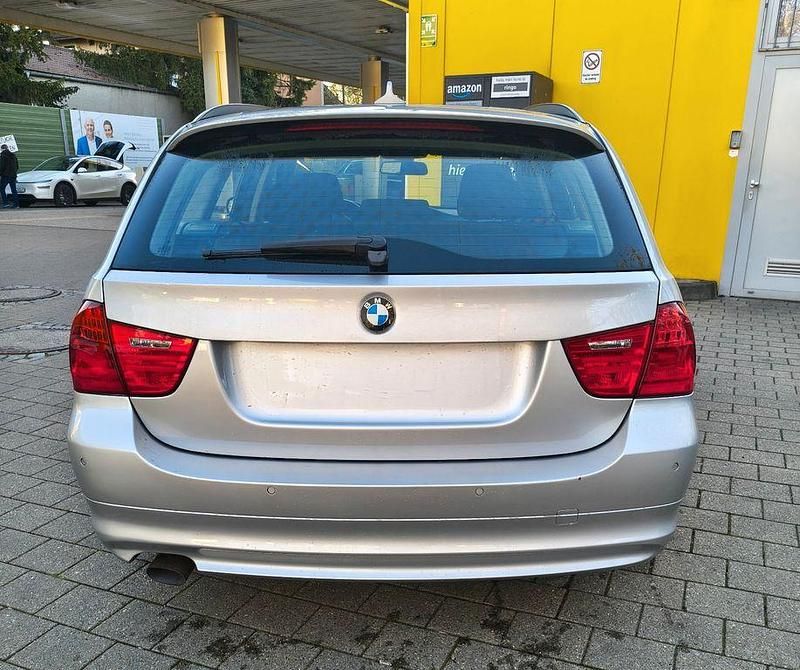 Gebraucht BMW 318 143 PS (105 kW) 2011 Silber Limousine