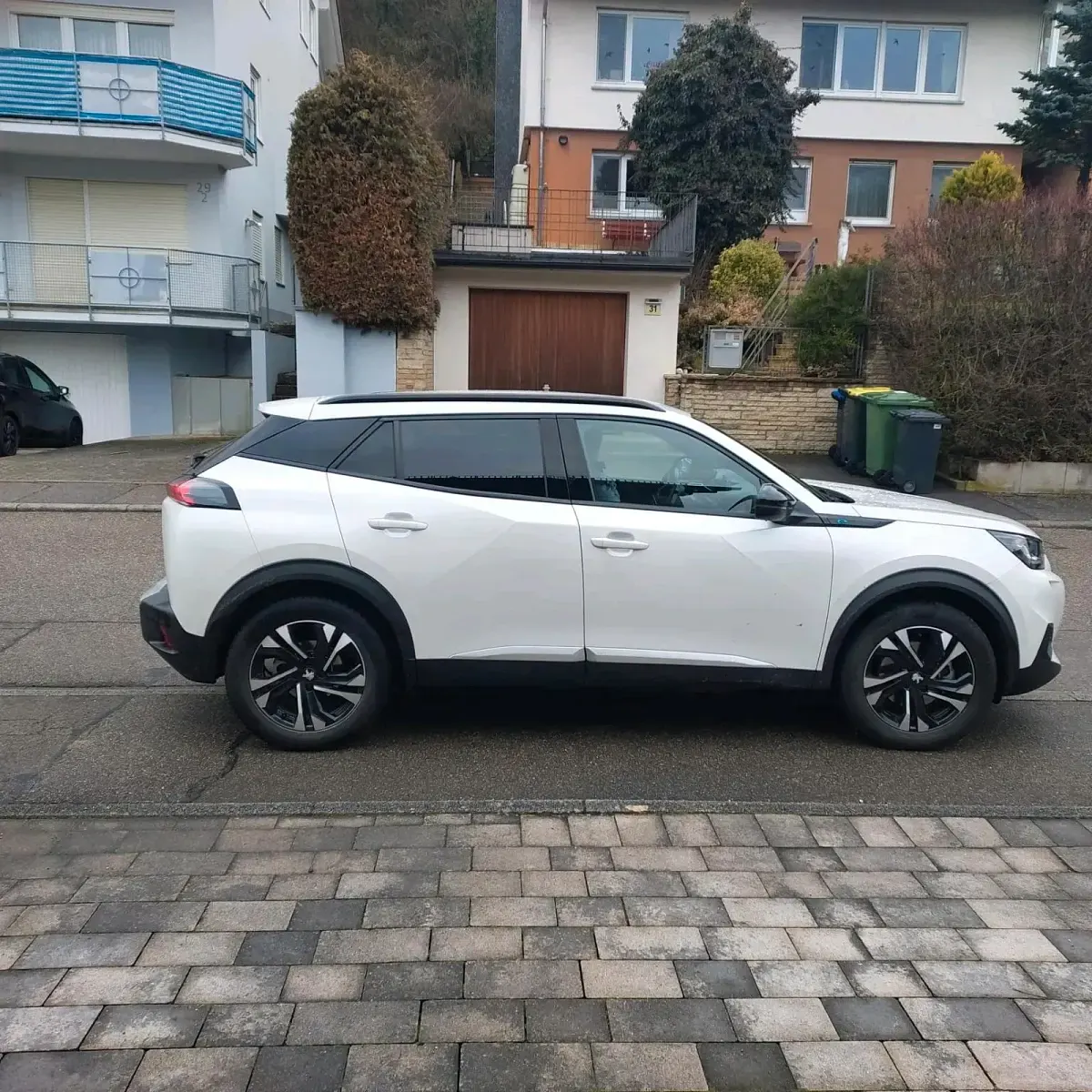 Gebraucht Peugeot e-2008 Allure 100 kW (136 PS) 2023 Weiß SUV