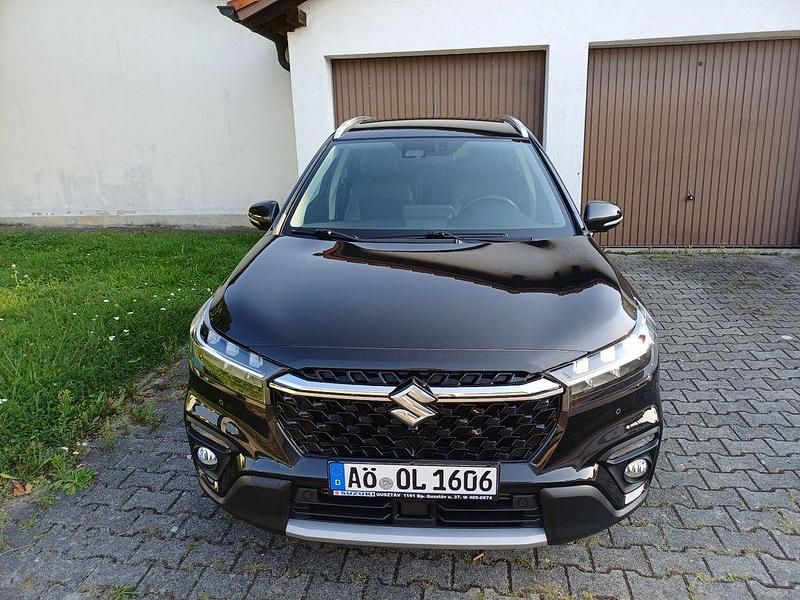Schwarz Gebraucht 2023 Suzuki SX4 S-Cross Comfort+ SUV | 20.900 € (Etwas zu teuer) - Bild 1/4