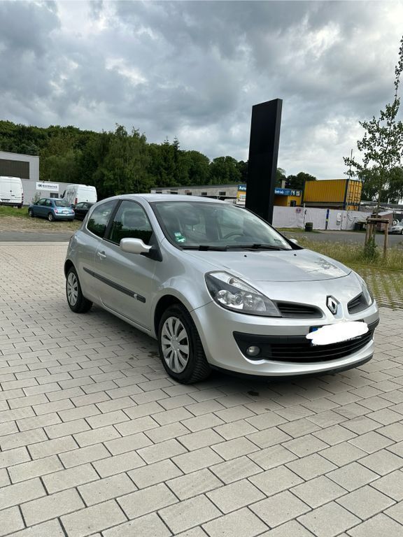 Grau Gebraucht 2006 Renault Clio II Exception Limousine | 5.200 € (Etwas zu teuer) - Bild 1/4