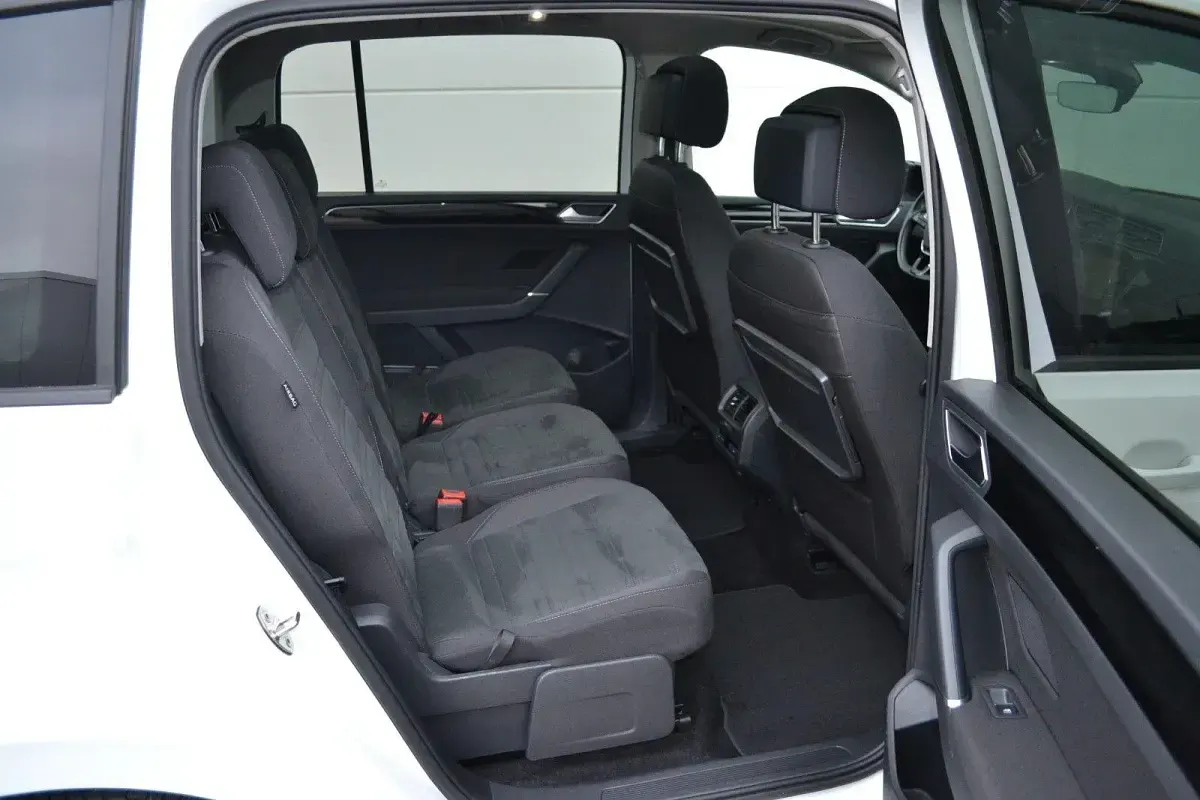 Gebraucht VW Touran Highline 150 PS (110 kW) 2021 Weiß Van / Kleinbus