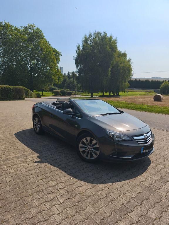 Grau Gebraucht 2015 Opel Cascada Edition Cabrio | 11.000 € (Fairer Preis) - Bild 1/4