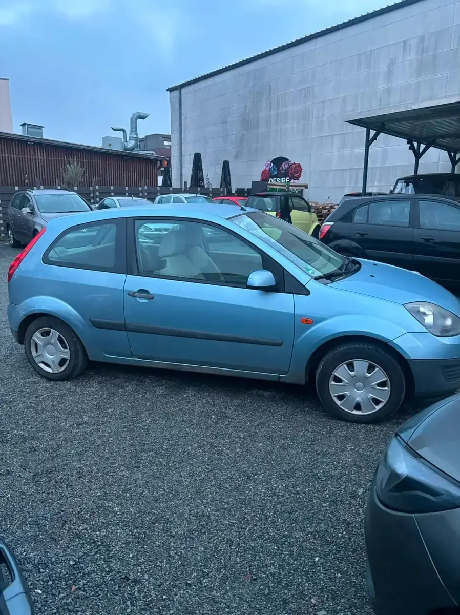 Gebraucht Ford Fiesta 97 PS (71 kW) 2006 Blau Kleinwagen