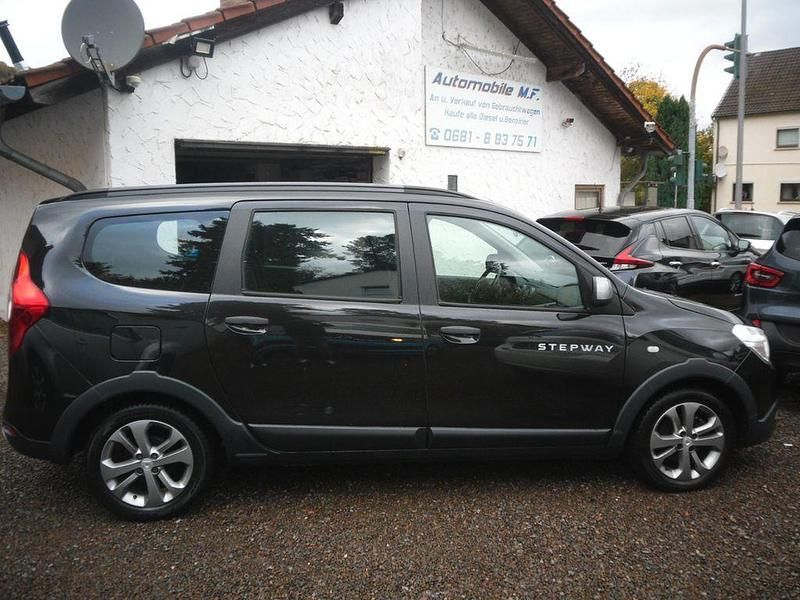 Schwarz Gebraucht 2018 Dacia Lodgy Stepway Van / Kleinbus | 11.990 € (Fairer Preis) - Bild 1/4