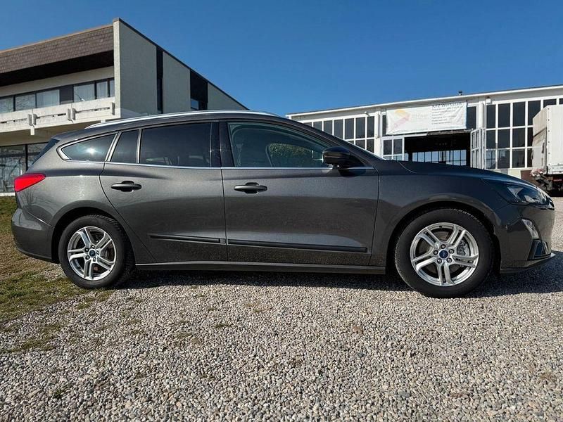 Gebraucht Ford Focus Cool & Connect 120 PS (88 kW) 2020 Grau Limousine