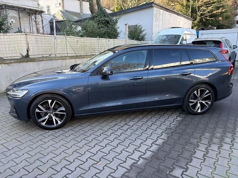 Gebraucht Volvo V60 Plus 197 PS (144 kW) 2025 Blau Kombi