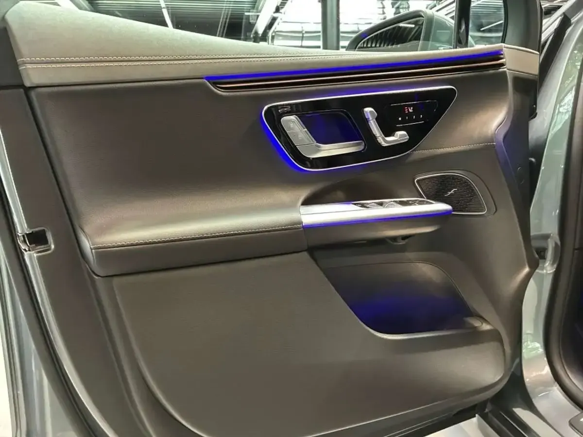 Gebraucht Mercedes EQE300 194 kW (265 PS) 2025 Metalliclack selenitgrau SUV