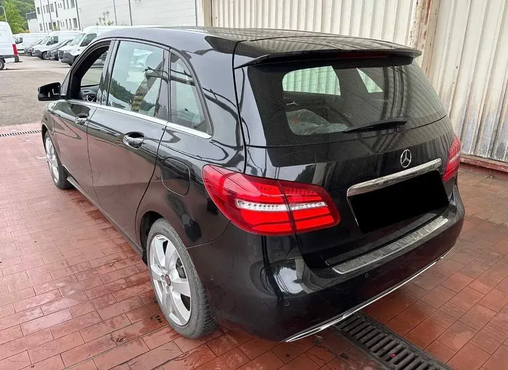 Gebraucht Mercedes B180 122 PS (89 kW) 2016 Kosmosschwarz Van / Kleinbus