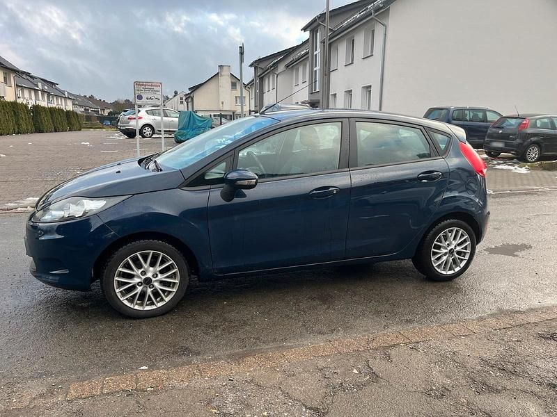 Gebraucht Ford Fiesta 82 PS (60 kW) 2011 Blau Kleinwagen
