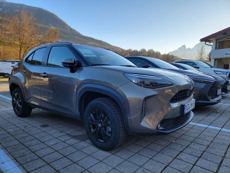 Grau Neu 2024 Toyota Yaris Cross SUV | 33.490 € (Teuer) - Bild 1/4
