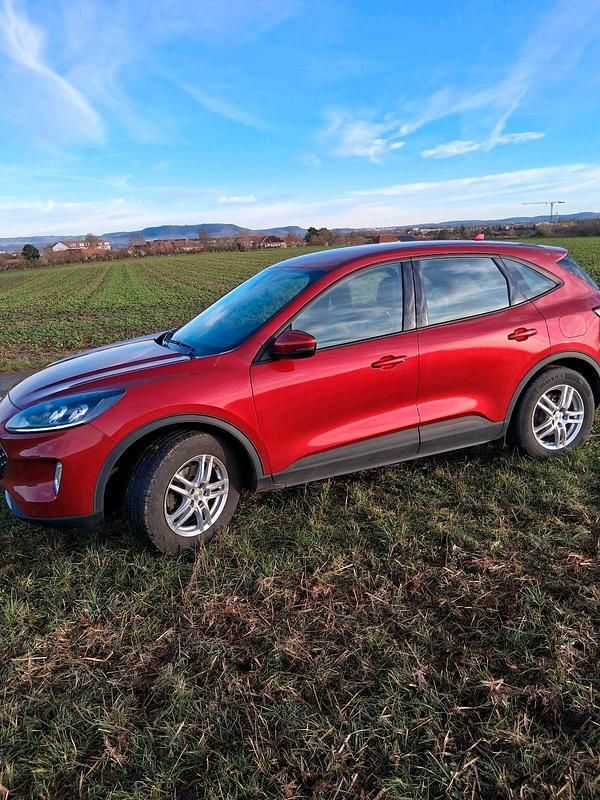 Gebraucht Ford Kuga Titanium 120 PS (88 kW) 2022 Rot SUV