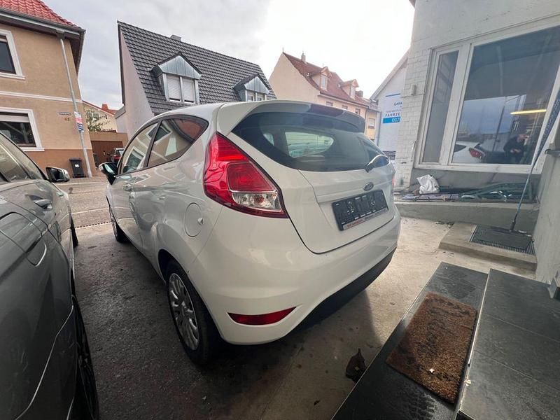 Gebraucht Ford Fiesta Trend 60 PS (44 kW) 2013 Weiß Limousine