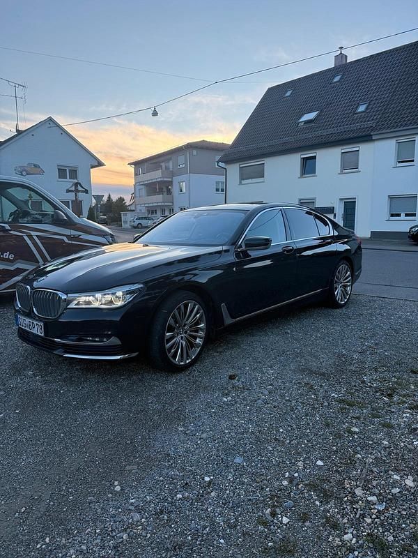 Schwarz Gebraucht 2017 BMW 750 Limousine | 34.000 € (Fairer Preis) - Bild 1/4