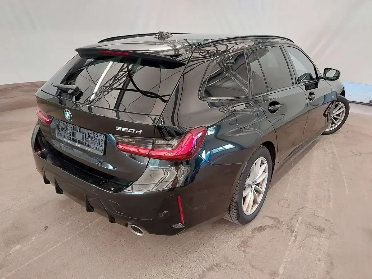 Gebraucht BMW 320 M Sport 190 PS (139 kW) 2024 Black sapphire metallic Kombi