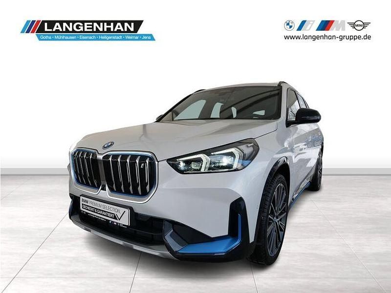 Weiss Gebraucht 2022 BMW iX1 Luxury Line SUV | 38.448 € (Fairer Preis) - Bild 1/4