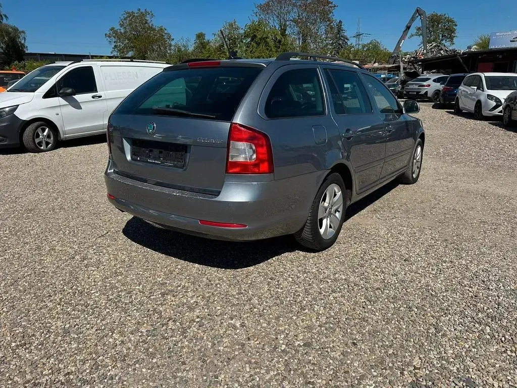Gebraucht Skoda Octavia 140 PS (102 kW) 2012 Grau Kombi