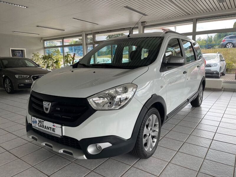 Weiß Gebraucht 2017 Dacia Lodgy Stepway Van / Kleinbus | 10.999 € (Fairer Preis) - Bild 1/4