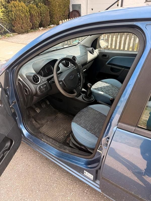Gebraucht Ford Fiesta 59 PS (43 kW) 2005 Blau Kleinwagen