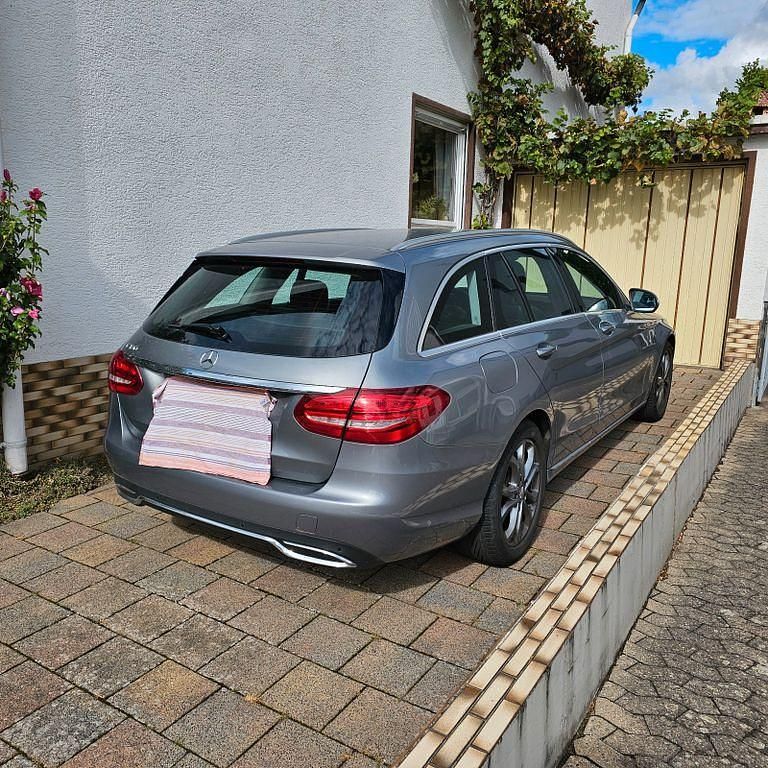 Grau Gebraucht 2015 Mercedes C180 Avantgarde Limousine | 14.590 € (Superpreis) - Bild 1/4