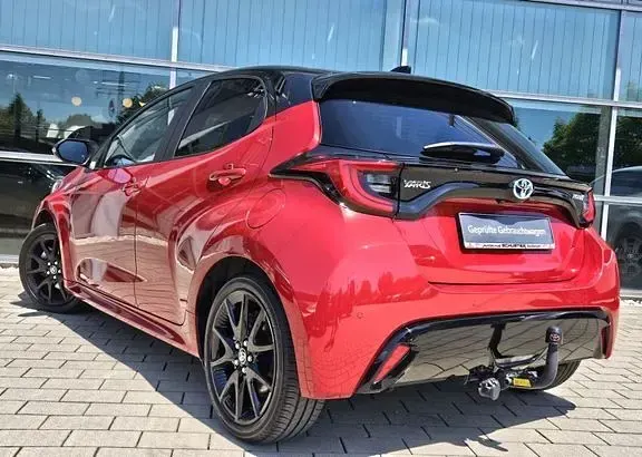 Gebraucht Toyota Yaris Basis 116 PS (85 kW) 2022 Karminarot metallic, dach schwarz Kleinwagen