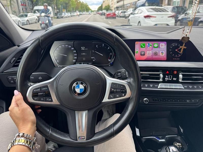 Weiß Gebraucht 2020 BMW 118 Sport Line Kleinwagen | 21.700 € (Etwas zu teuer) - Bild 1/4